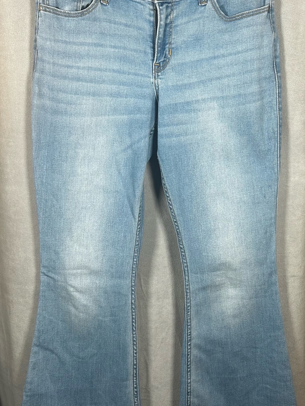 Hollister Low Rise Flare Jeans Size 8R W29 Light Wash Stretch Denim